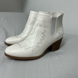 Global Win Cream Ankle Booties